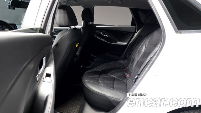 Hyundai i30 2018 — photo 17