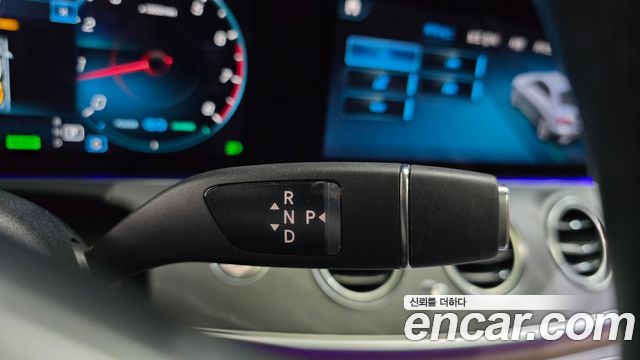 Mercedes-Benz E-Class 2022 — photo 12