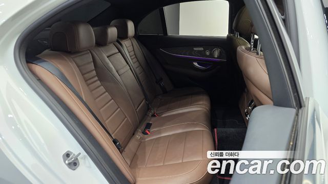 Mercedes-Benz E-Class 2022 — photo 17