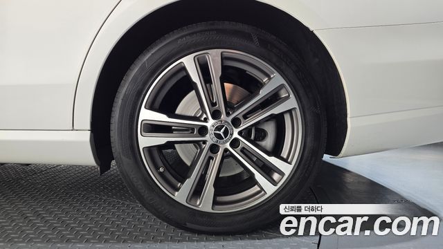 Mercedes-Benz E-Class 2022 — photo 7