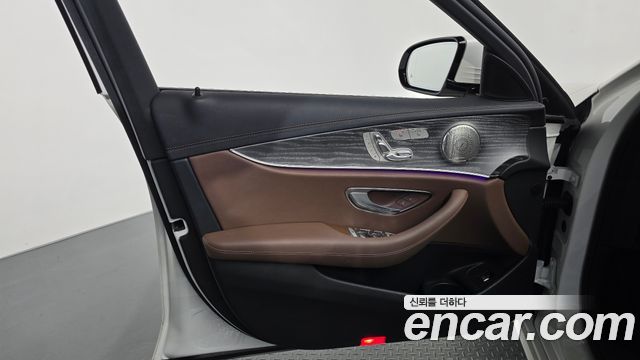 Mercedes-Benz E-Class 2022 — photo 14
