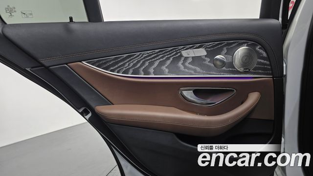 Mercedes-Benz E-Class 2022 — photo 15