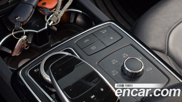 Mercedes-Benz GLE-Class 2018 — photo 16