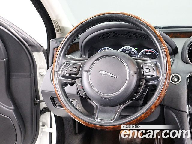 Jaguar XJ 2014 — photo 16