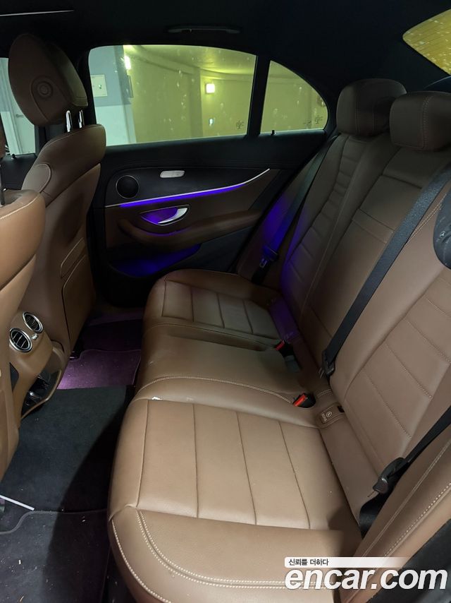 Mercedes-Benz E-Class 2023 — photo 9