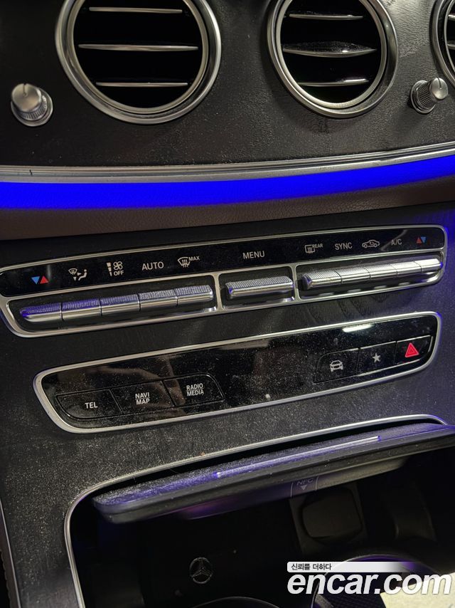 Mercedes-Benz E-Class 2023 — photo 13