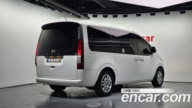Hyundai Staria 2023 — photo 2