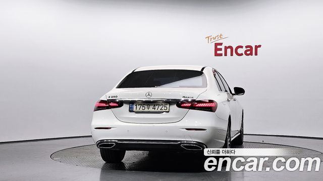 Mercedes-Benz E-Class 2022 — photo 4