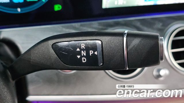 Mercedes-Benz E-Class 2022 — photo 12