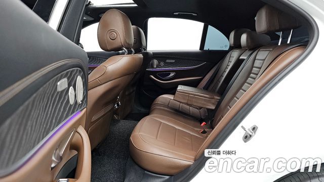 Mercedes-Benz E-Class 2022 — photo 17