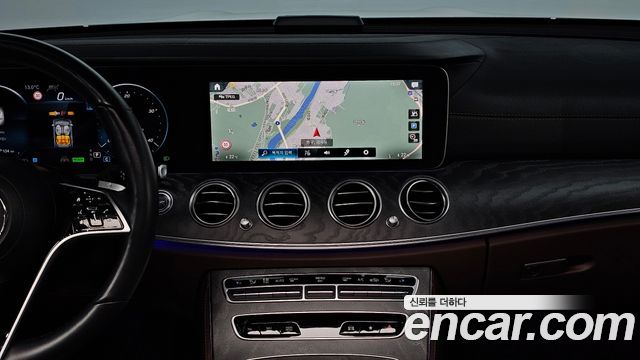 Mercedes-Benz E-Class 2022 — photo 20