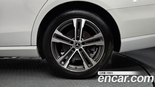 Mercedes-Benz E-Class 2022 — photo 7