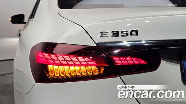 Mercedes-Benz E-Class 2022 — photo 9