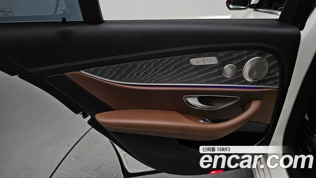 Mercedes-Benz E-Class 2022 — photo 15
