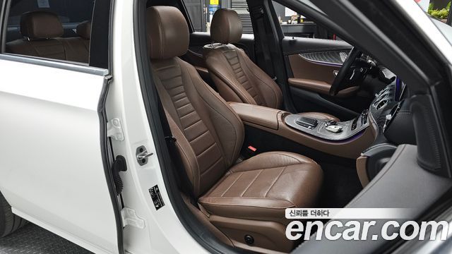 Mercedes-Benz E-Class 2022 — photo 16