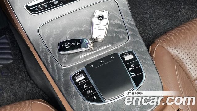 Mercedes-Benz E-Class 2022 — photo 30
