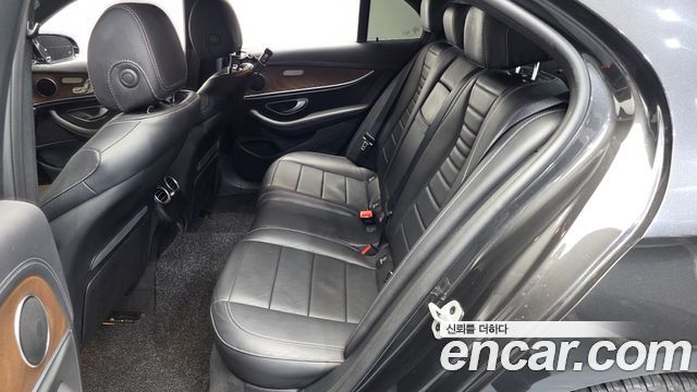 Mercedes-Benz E-Class 2021 — photo 17