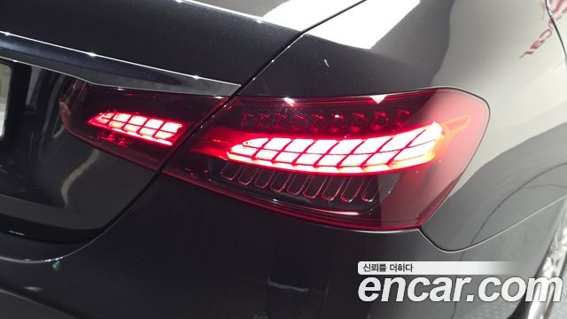Mercedes-Benz E-Class 2021 — photo 9