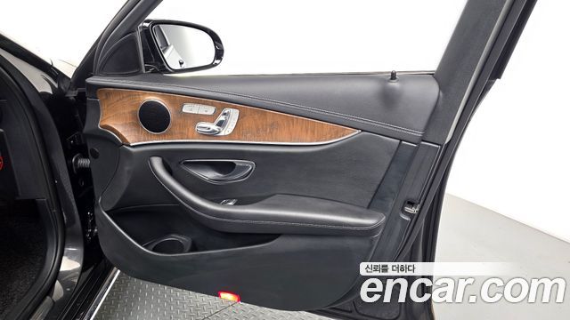 Mercedes-Benz E-Class 2021 — photo 14