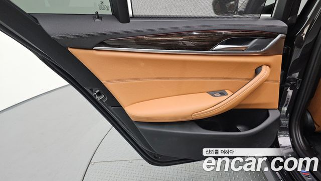BMW 5-Series 2022 — photo 15