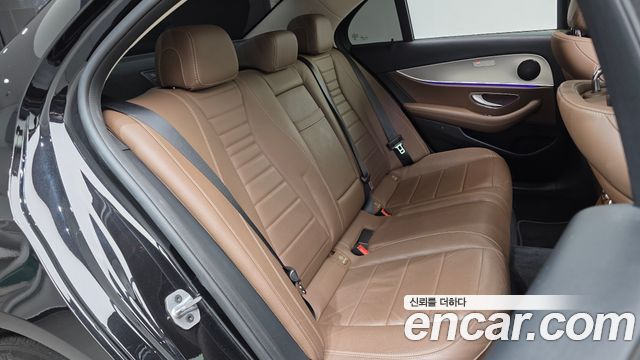 Mercedes-Benz E-Class 2019 — photo 17