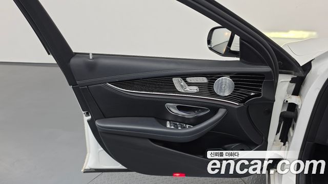 Mercedes-Benz E-Class 2018 — photo 14