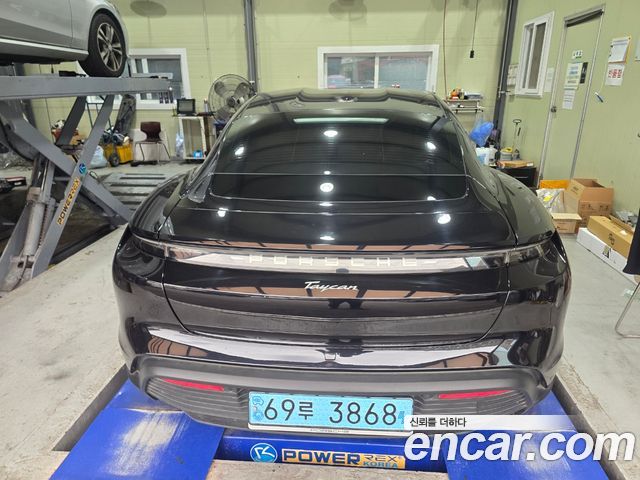 Porsche Taycan 2023 — photo 1