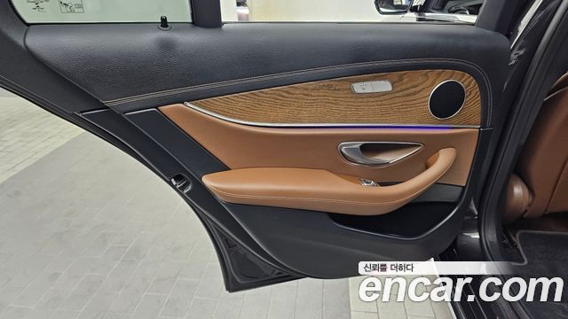 Mercedes-Benz E-Class 2021 — photo 15