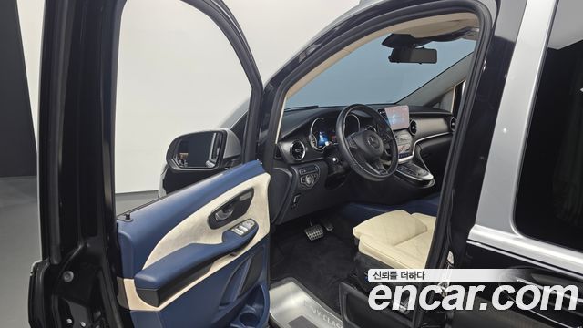 Mercedes-Benz V-Class 2023 — photo 10