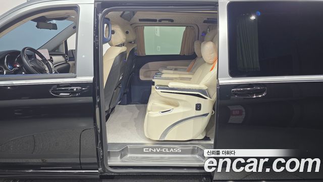 Mercedes-Benz V-Class 2023 — photo 11