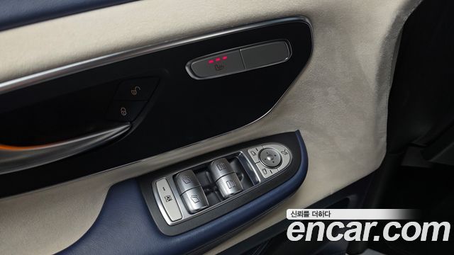 Mercedes-Benz V-Class 2023 — photo 12