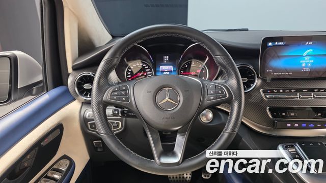 Mercedes-Benz V-Class 2023 — photo 14