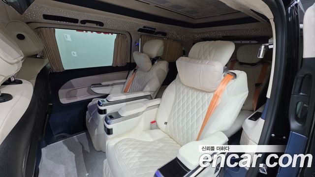 Mercedes-Benz V-Class 2023 — photo 17