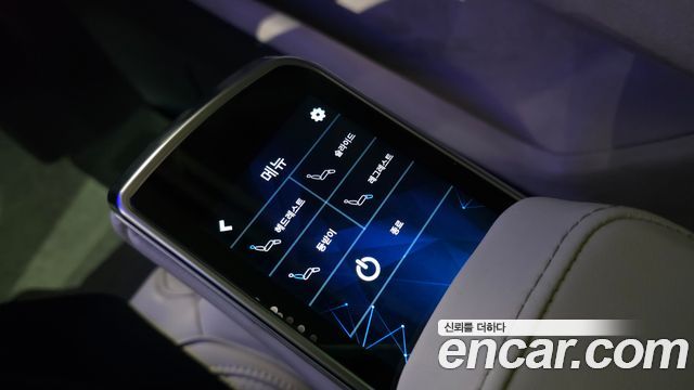 Mercedes-Benz V-Class 2023 — photo 18