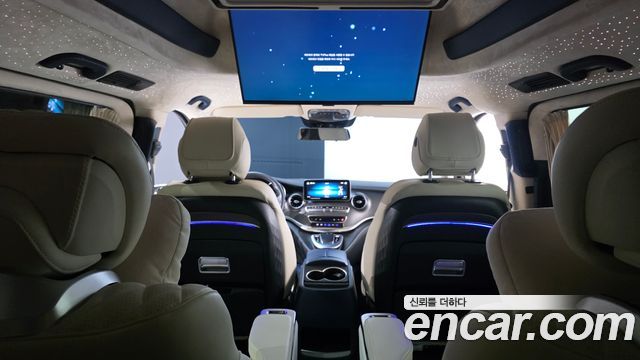 Mercedes-Benz V-Class 2023 — photo 19
