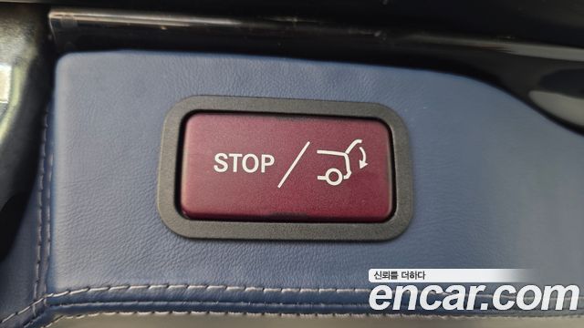Mercedes-Benz V-Class 2023 — photo 20