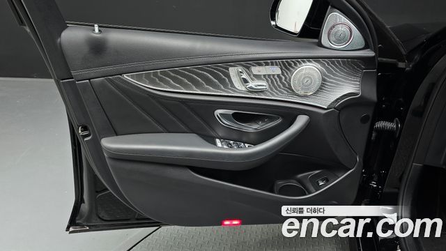 Mercedes-Benz E-Class 2023 — photo 14