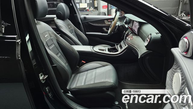 Mercedes-Benz E-Class 2023 — photo 16