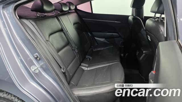 Hyundai AVANTE 2018 — photo 12