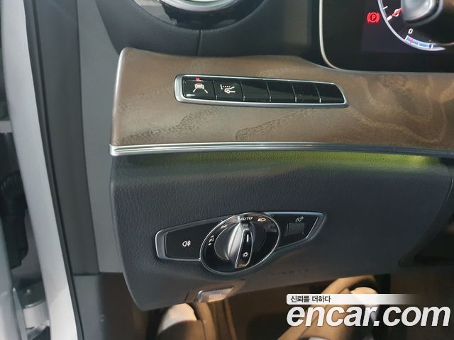 Mercedes-Benz E-Class 2018 — photo 15