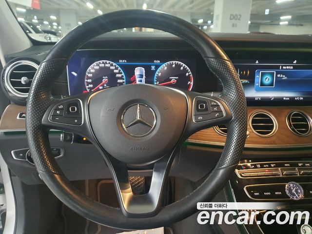Mercedes-Benz E-Class 2018 — photo 16
