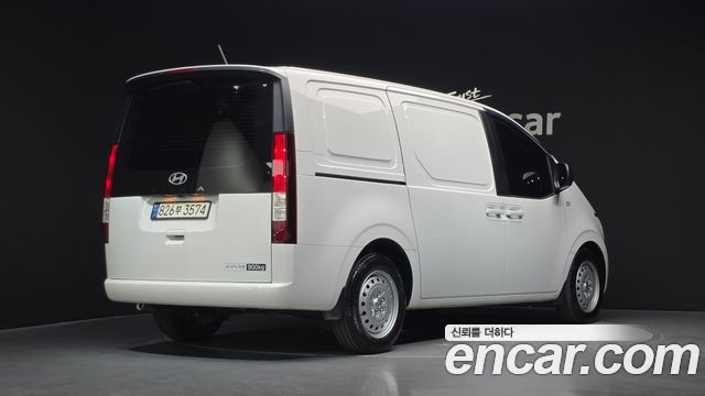 Hyundai Staria 2025 — photo 2