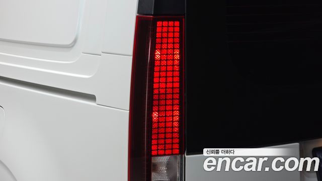 Hyundai Staria 2025 — photo 9