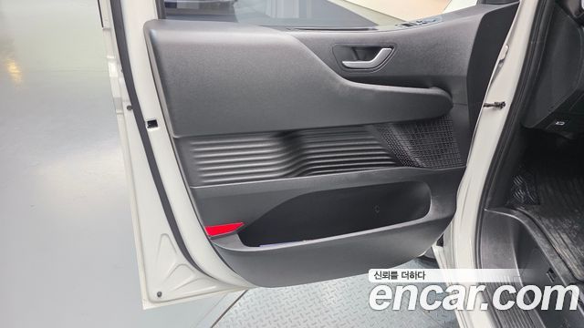 Hyundai Staria 2025 — photo 15