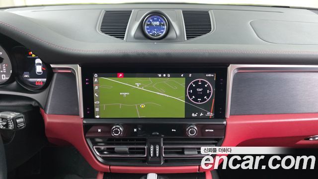 Porsche Macan 2023 — photo 19