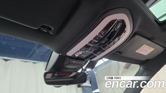 Porsche Macan 2023 — photo 25