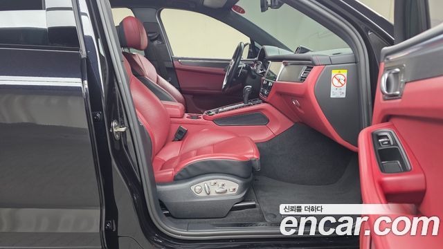 Porsche Macan 2023 — photo 16