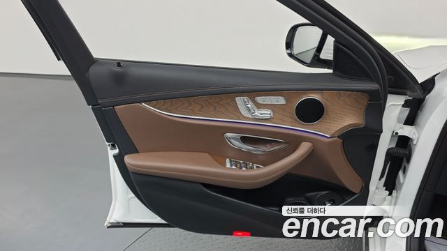 Mercedes-Benz E-Class 2021 — photo 14
