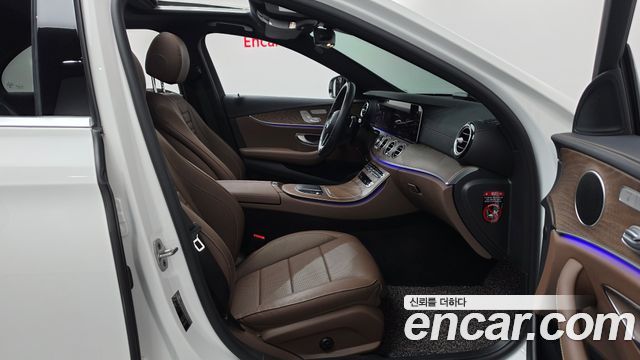 Mercedes-Benz E-Class 2021 — photo 16