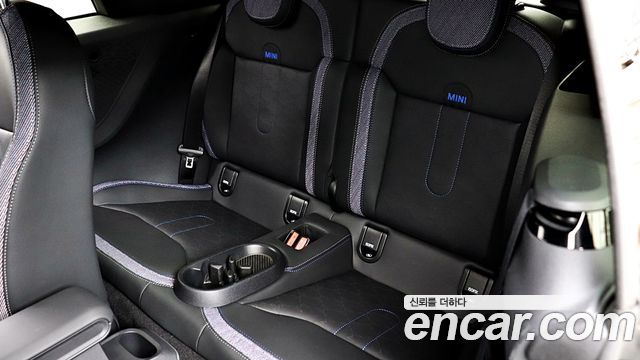 Mini Cooper Convertible 2025 — photo 16